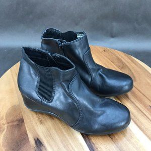 St. John's Bay Erin Black Faux Leather Booties Ankle Boots Zip Up Womens Size 6